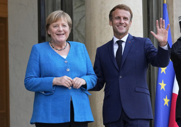 Francouzský prezident Emmanuel Macron (vpravo) vítá německou kancléřku Angelu Merkelovou 16. září 2021 v Paříži.