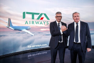 Generální ředitel Fabio Lazzerini (vlevo) a prezident Alfredo Altavilla během prezentace nové letecké společnosti Italia Trasporto Aereo (ITA) v Římě 15. října 2021. 