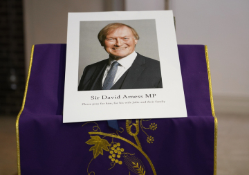 Obrázek zavražděného britského poslance Davida Amesse u oltáře v kostele během vigílie. 