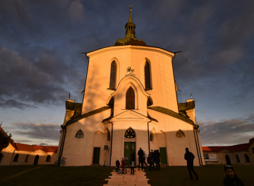 Kostel svatého Jana Nepomuckého na Zelené hoře ve Žďáru nad Sázavou byl 23. října 2021 po generální opravě znovu požehnaný při mši. Poutní areál, dílo architekta Jana Blažeje Santiniho-Aichla, je památkou UNESCO.