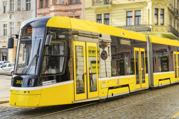 Škoda Transportation představila 25. října 2021 vedení města Plzně svoji novou velkokapacitní tramvaj Škoda Forcity Smart 40T. Tříčlánkový vůz nové generace od místních strojíren křižuje už několik týdnů ulice města, kde najíždí zkušební kilometry.