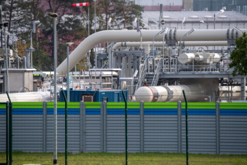 Pohled na přijímací stanici plynovodu Nord Stream 2 vedoucí přes Baltské moře. Původně měl být plynovod pro zemní plyn z Ruska uveden do provozu na konci roku 2019. V souladu se směrnicí EU o plynu stále probíhá certifikační proces u německé Spolkové agentury pro sítě, jehož cílem je uznání společnosti Nord Stream 2 AG jako nezávislého provozovatele přepravní soustavy. Za společností Nord Stream 2 AG stojí ruský plynárenský monopol Gazprom. 
