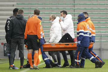 Zdravotníci odnášejí na nosítkách zraněného fotbalistu Paris St. Germain Neymara.