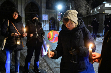 Lidé zapalovali svíčky 13. prosince 2021 před ruským velvyslanectvím v Praze při akci Světlo pro Memorial, aby vyjádřili protest proti rozpuštění nevládní organizace na ochranu lidských práv Memorial, proslavenou odhalováním zločinů komunismu.
