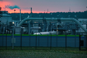 Pohled na potrubní systémy a uzavírací zařízení na přijímací stanici plynu plynovodu Nord Stream 2 Baltského moře.