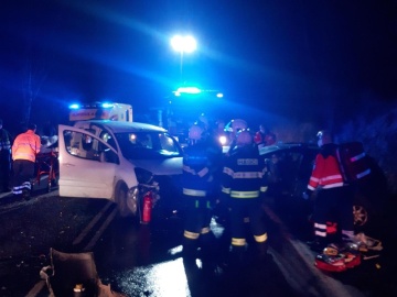 Při nehodě dvou aut u obce Obory na Příbramsku se 12. ledna 2022 ráno zranilo sedm lidí. Jednalo se o čelní střet, jeden řidič zůstal ve voze zaklíněný.