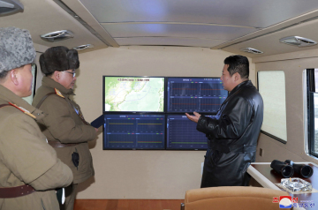 Severokorejský vůdce Kim Čong-un (vpravo) dohlíží na test, při němž KLDR 11. ledna 2022 úspěšně odpálila hypersonickou střelu.