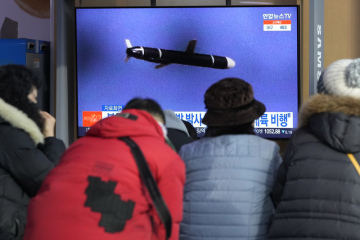 Lidé na nádraží v Soulu sledují v televizi řízenou střelu, kterou 25. ledna 2022 testovala KLDR.