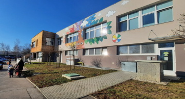 Přestavba sportovního centra na mateřskou školu U Stromu v Praze 13 pro nejmenší děti si vyžádala téměř sto milionů korun. Význačnou roli sehrály evropské peníze.