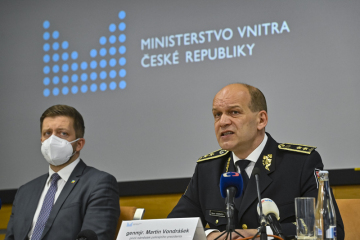 Budoucí nový policejní prezident Martin Vondrášek (vpravo) vystoupil 1. února 2022 v Praze na tiskové konferenci ministra vnitra Víta Rakušana (vlevo) k výsledkům nabídkového řízení na post policejního prezidenta.