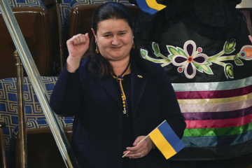 Ukrajinská velvyslankyně ve Washingtonu Oksana Markarovová zdraví členy amerického Kongresu, 1. března 2022.
