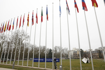 Ilustrační foto - Odstraněná ruská vlajka ze stožárů členských vlajek Rady Evropy ve Štrasburku.
