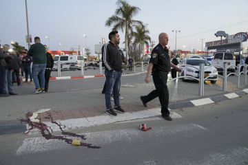 Pohled na místo útoku v jihoizraelském městě Beerševa, kde útočník s nožem dnes zabil nejméně tři lidi a následně byl zastřelen. 