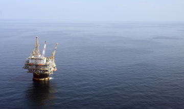 Ropná plošina, těžba ropy - ilustrační foto