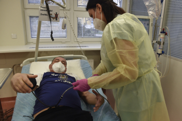 Odborníci v Městské nemocnici Ostrava pečují o jednapadesátiletého Bachtyjara Selimchanova (na snímku z 29. března 2022 se připravuje na dialýzu) z ukrajinského města Dnipro, který potřebuje  transplantaci ledviny.