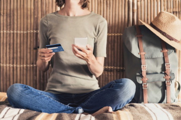 Díky kreditní kartě můžete využít i odložené platby. A za některé služby zaplatit až další měsíc z výplaty.