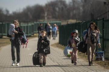 Ukarjinští uprchlíci na hranici Ukrajiny s Polskem. 
