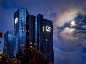 Měsíc svítí vedle sídla Deutsche Bank ve Frankfurtu, Německo, 4. října 2020.