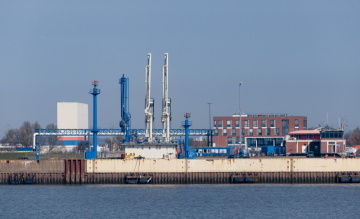 Šlesvicko-Holštýnsko, Brunsbüttel: Pohled z Labe na nábřeží přístavu Brunsbüttel. Má zde vzniknout terminál na zkapalněný zemní plyn LNG pro zásobování Spolkové republiky Německo plynem. 