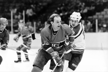 Hokejista Guy Lafleur (vpředu) z Montrealu a Aaron Broten z New Jersey v utkání NHL 20. prosince 1983. Lafleur v něm vstřelil svůj 500. gól v kariéře a Canadiens porazili Devils 6:0.