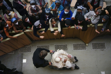 Papež František na kolečkovém křesle při setkání se sestrami představenými v audienčním sálu ve Vatikánu, 5. května 2022.