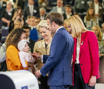 Emmanuel Macron, Ursula Von der Leyen, Roberta Metsola, prezident, Evropský parlament, Evropská komise, konference, Budoucnost Evropy, dítě, matka(CTKPhoto/Rene Fluger)