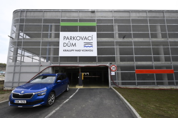 Nový parkovací dům byl otevřen v Kralupech nad Vltavou, Mělnicko, 29. dubna 2022.
