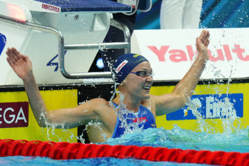 Švédská plavkyně Sarah Sjöströmová se raduje ze svého vítězství na 50 metrů motýlek na MS v Budapešti 24. června 2022.