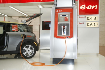 Nabíjecí stanice E.ON, osobní automobil, auto, E-ON, čerpací stanice, elektrická, elektromobil, nabíjení, ekologie - ilustrační foto