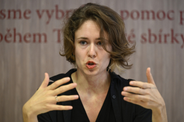 Barbora Bírová z Platformy pro sociální bydlení vystoupila na tiskové konferenci k výzvě vládě k převedení peněz z infrastrukturních fondů zpět do Evropského sociálního fondu, 12. července 2022, Praha.