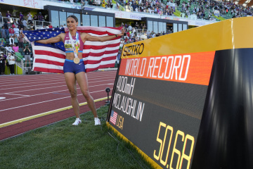 Sydney McLaughlinová slaví poté, co ve finále MS v Eugene jako první žena zaběhla 400 metrů překážek pod 51 sekund. (22. července 2022)
