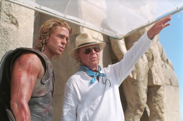 Režisér Wolfgang Petersen (vpravo) s  hercem Bradem Pittem při natáčení filmu Troja.