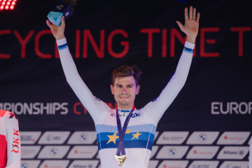 Švýcarský cyklista Stefan Bissegger po vítězství v časovce na ME v Mnichově, 17. srpna 2022.