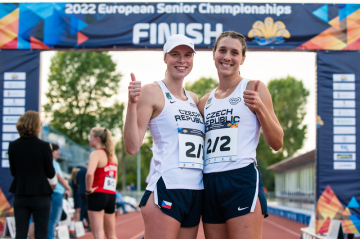 Moderní pětibojařky Veronika Novotná a Karolína Křenková získaly bronz v závodu štafet žen na mistrovství Evropy v Székesfehérváru, 13. září 2022.