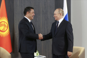 Zleva předseda vlády středoasijského Kyrgyzstánu Akylbek Žaparov a ruský prezident Vladimir Putin. 