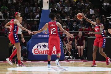 Basketbalistky USA v utkání s Čínou ve finále MS v australském Sydney 1. října 2022. Uprostřed je Alyssa Thomasová.