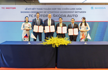 Automobilka Škoda Auto vstupuje na trh ve Vietnamu, 7. října 2022. Vozy bude Škoda Auto na vietnamském trhu nabízet ve spolupráci s místním partnerem, společností ThanhCong Motor Vietnam. Na snímku podpis smlouvy v Hanoji.
