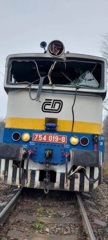 Poškozená lokomotiva nákladního vlaku, která narazila do spadlého stromu na trati mezi Havlíčkovým Brodem a Veselím nad Lužnicí, 4. prosince 2022. Na místě je poškozené trakční vedení, při nehodě se lehce zranil strojvedoucí.