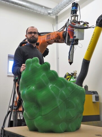 Doktorand z Ústavu konstruování strojní fakulty VUT v Brně Martin Krčma vytvořil pomocí robotického 3D tisku křeslo inspirované výročím 200 let od narození zakladatele genetiky Gregora Johanna Mendela. Snímek je z 13. prosince 2022.