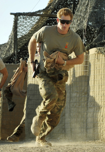 Britský princ Harry vyráží ze stanu VHR (velmi vysoká připravenost), aby nastoupil do Apache s ostatními piloty během své 12hodinové směny na britské řízené letecké lince v Camp Bastion v jižním Afghánistánu 3. listopadu 2012.