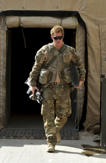 Britský princ Harry nebo prostě kapitán Wales, jak je znám v britské armádě, na britské řízené letecké lince v Camp Bastion v jižním Afghánistánu 31. října 2012.