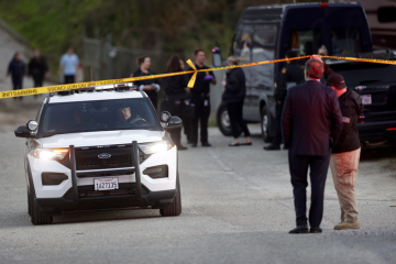 Policejní vůz projíždí přes pásku na místo střelby ve městě Half Moon Bay poblíž kalifornského San Franciska 23. ledna 2023.