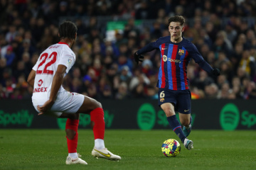 Utkání 20. kola španělské fotbalové ligy FC Barcelona - FC Sevilla, 5. února 2023. Gavi (vpravo) z Barcelony a Loic Bade ze Sevilly.