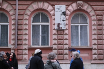 Pamětní deska z bílého mramoru připomíná herce a dramatika Miroslava Horníčka na jeho rodném domě v plzeňské Karlově ulici, 15. února 2023.