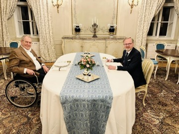 Končící prezident Miloš Zeman (vlevo) se 6. března 2023 na zámku v Lánech sešel na pracovní večeři s premiérem Petrem Fialou (ODS).