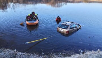 V Miřeticích na Chrudimsku 16. března 2023 havarovalo osobní auto, vjelo do rybníka. Řidič stihl zavolat na tísňovou linku, že se s ním potápí auto a on neumí plavat. Náhodný svědek šoféra zachránil před příjezdem hasičů.