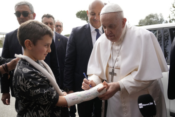 Papež František dává autogram poté, co opustil nemocnici Gemelli v Římě 1. dubna 2023.