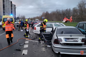 Sedm lidí včetně čtyřleté holčičky se zranilo při nehodě dvou aut v Havířově, 2. dubna 2023, Karvinsko.