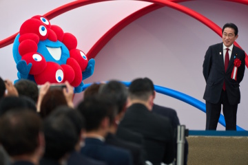 Japonský premiér Fumio Kišida se 13. dubna 2023 účastní slavnostního položení základního kamene výstaviště pro světovou výstavu Expo 2025 na umělém ostrově Jumešima v Ósace v Japonsku. 