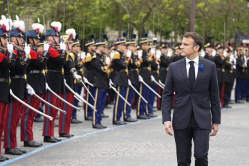 Le président français Emmanuel Macron commémore la fin de la Seconde Guerre mondiale sur les Champs-Elysées presque vides à Paris le 8 mai 2023